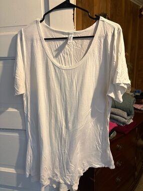 Studio 1940 White Scoop Neck Short Sleeve Tee